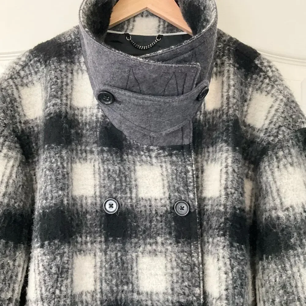 Banana Republic large scale